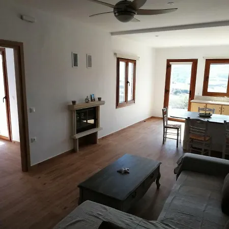Σπίτι διακοπών House With Sea And Mountain Views *